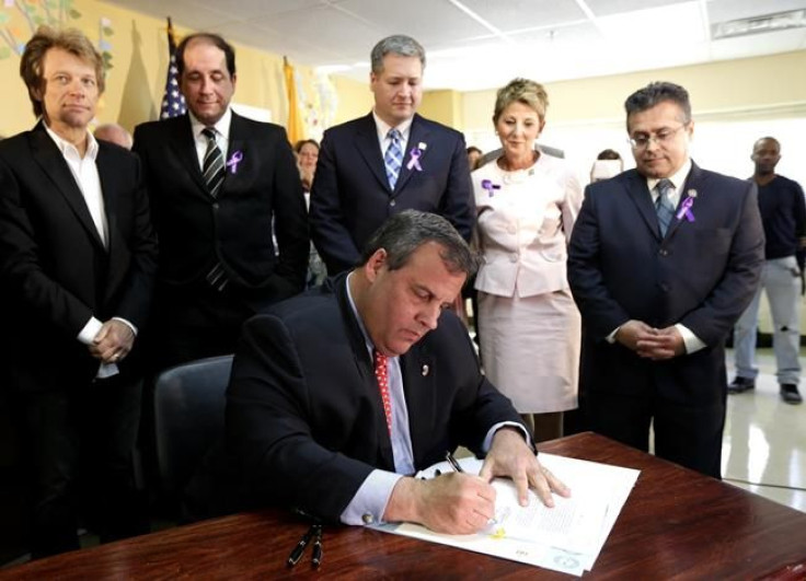 Chris Christie signing drug overdose reporting law