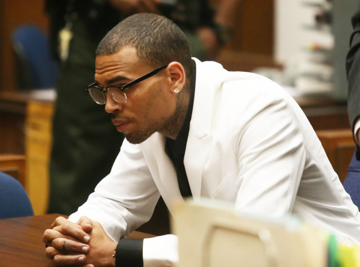 Chris Brown hace aparición en corte