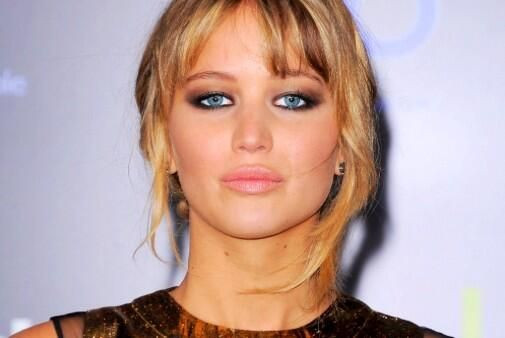 Jennifer Lawrence spotted in Canada reading "Mockingjay."