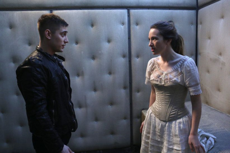 The Knave of Hearts rescues Alice from an asylum, right before doctors prepare to erase her memory.