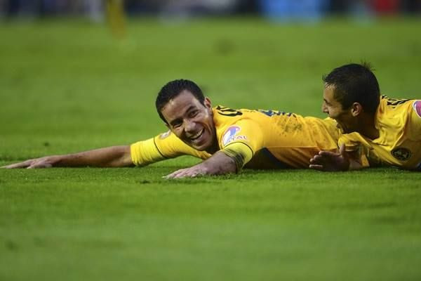 América sprawls out after a goal.
