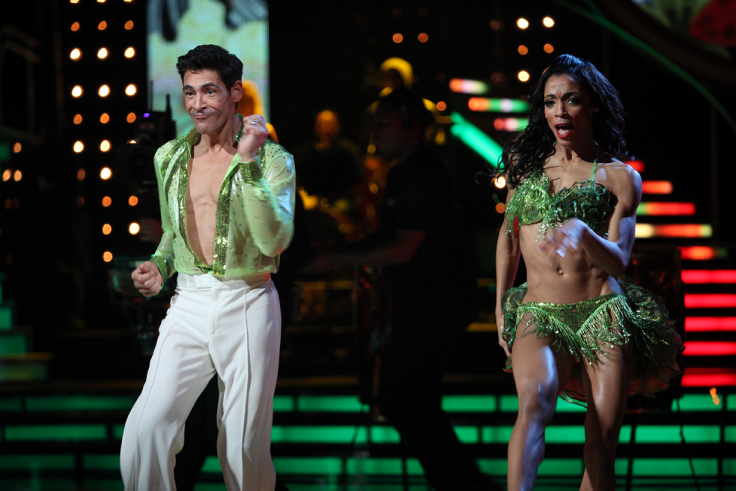 Will Johnny Lozada win “Mira Quién Baila?” With famous friends like Angélica Vale helping him, he certainly has a chance! 