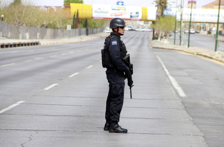 A view of a street in Ciudad Juárez protected by a policeman