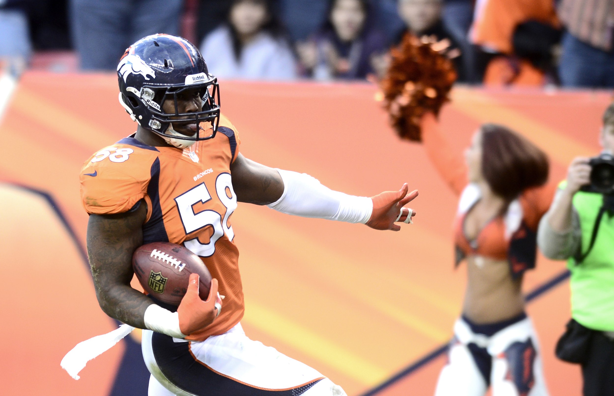 Von Miller Injury Update Denver Broncos Linebacker Out For Rest Of