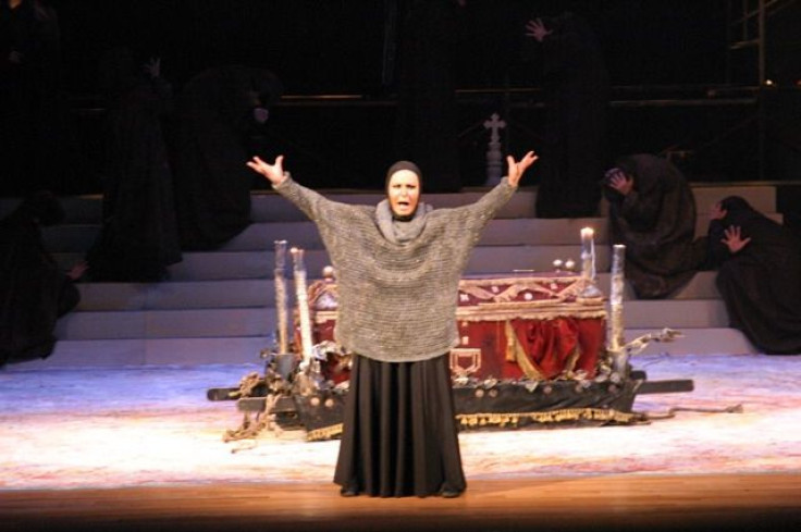 Alma Muriel in "Falsa Crónica de Juana La Loca"