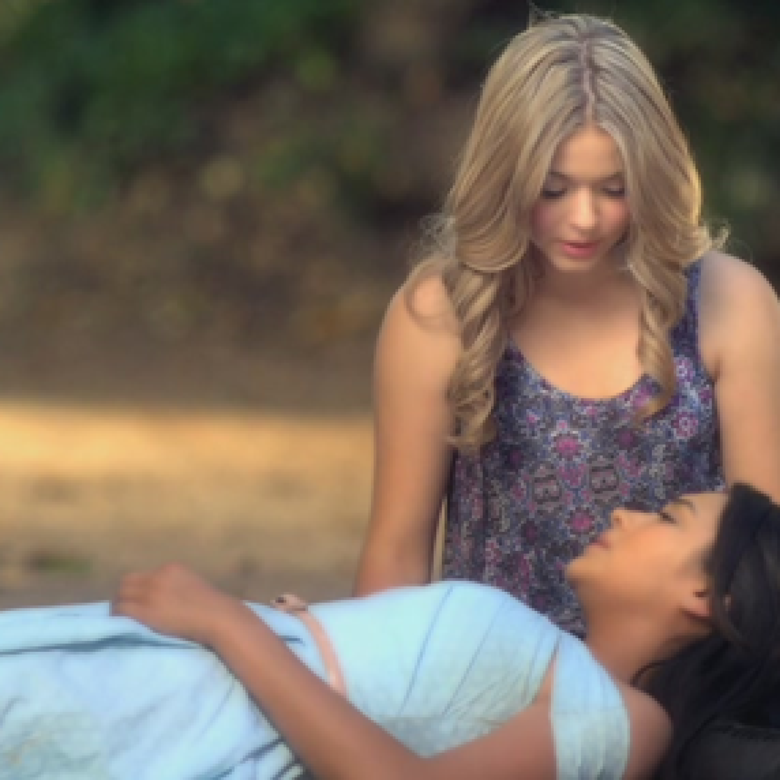 emily fields blue dress The dress Emily Fields (Shay Mitchell) at the ball in Pretty Little Liars S01E06