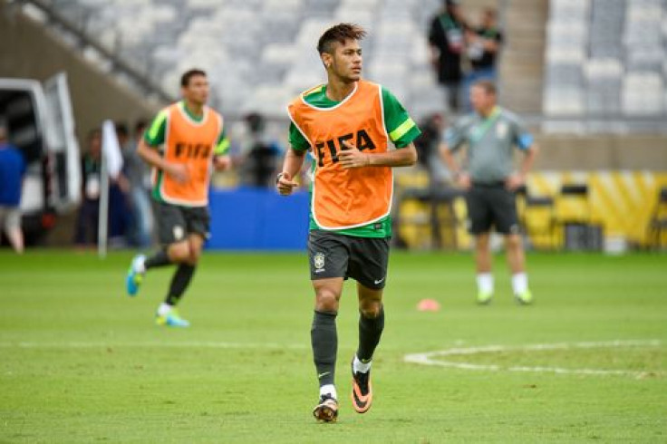 Neymar runs with teammates