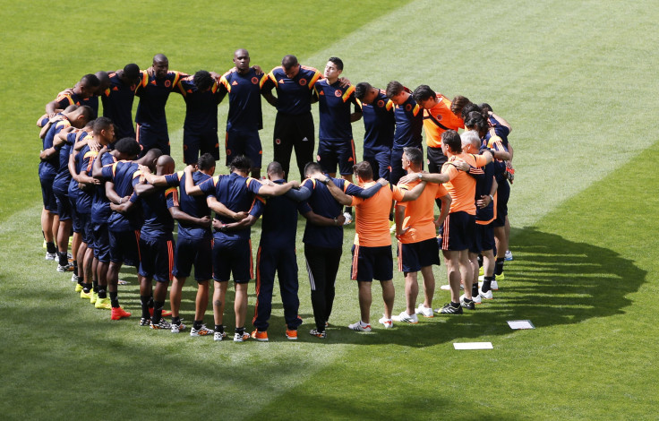 Colombia's national soccer team players prays