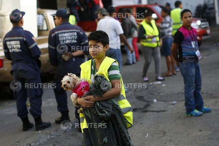 Caracas-Venezuela-Tallest-Slum-Building-2014
