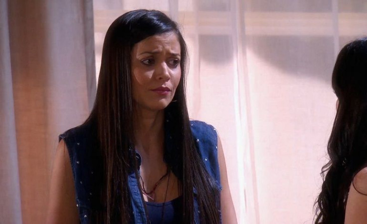 Candelita tells Patricia that she will be the new reina del Palenque