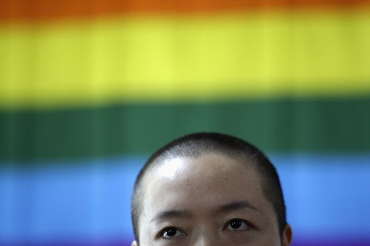 joven con fondo bandera gay