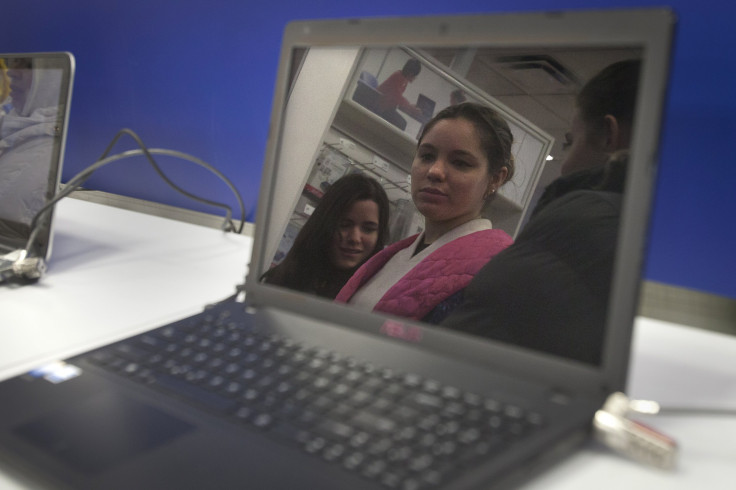 girl in laptop