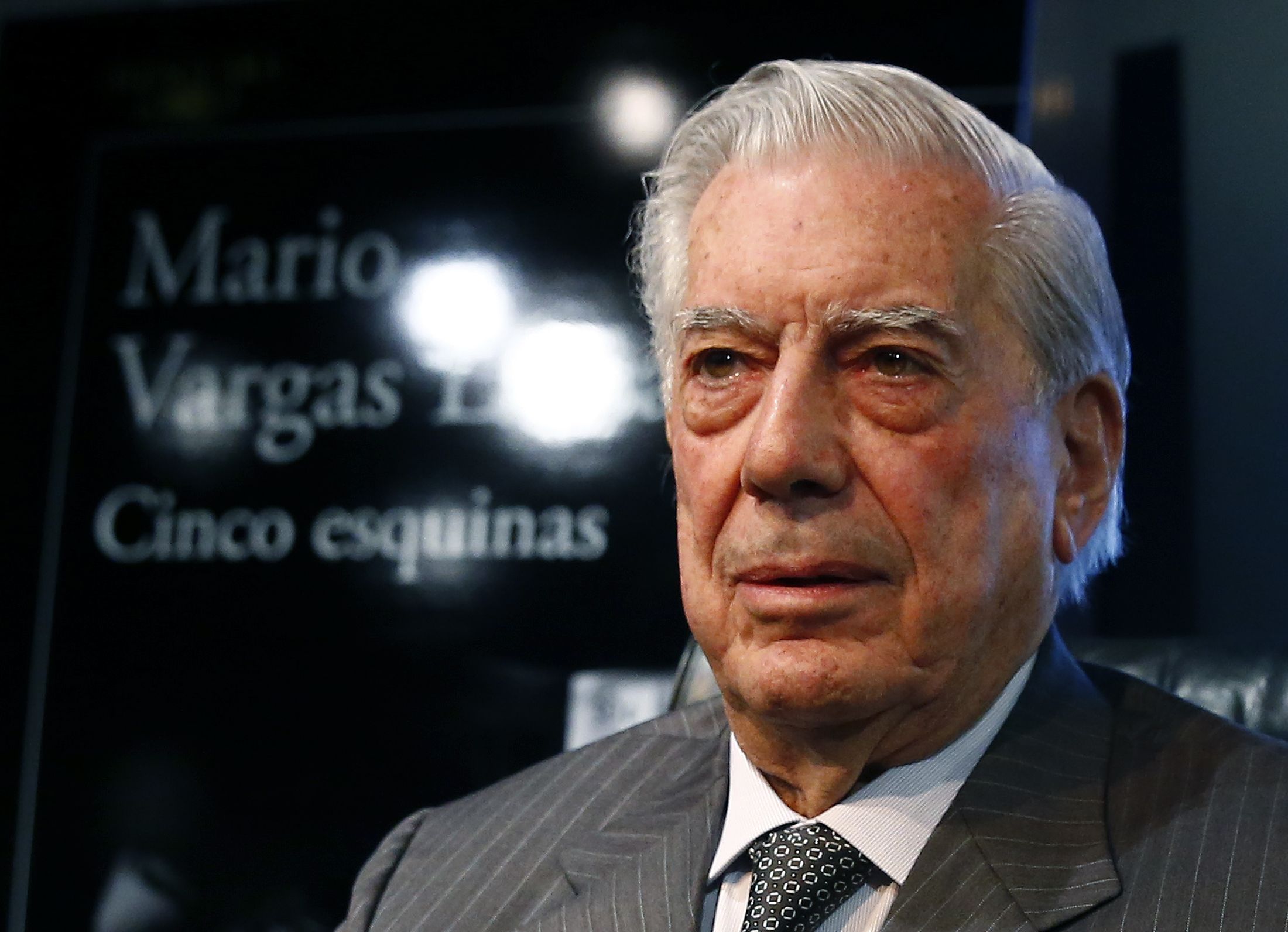 Марио варгас. Варгас Льоса. Mario Vargas Llosa. Марио Варгас Льоса в молодости. Марио Варгас Льоса за работой.