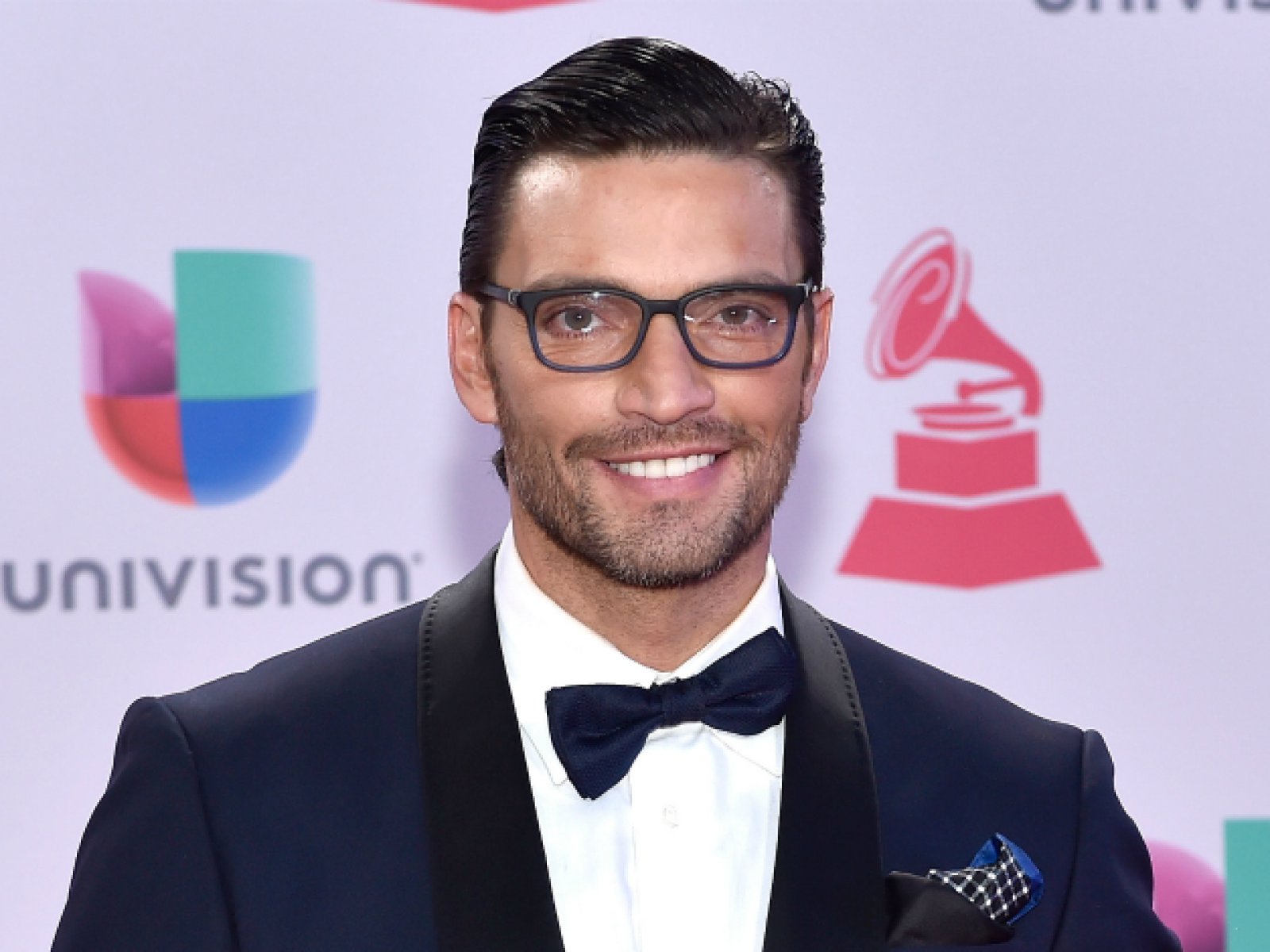 julian gil anuncio l carnitina Julin debuts as co-host of the first Latin AMAs on Univision this Thursday 20th with simulcast in the US and Mexico Julin Gil brill en