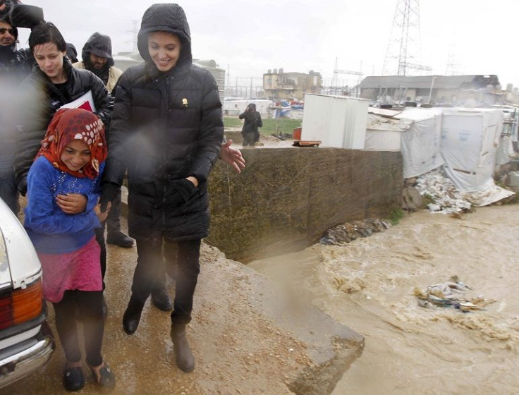 Angelna Jolie-Pitt con niña refugiada