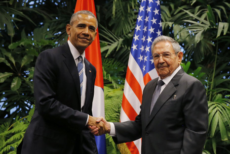 obama castro shake hands