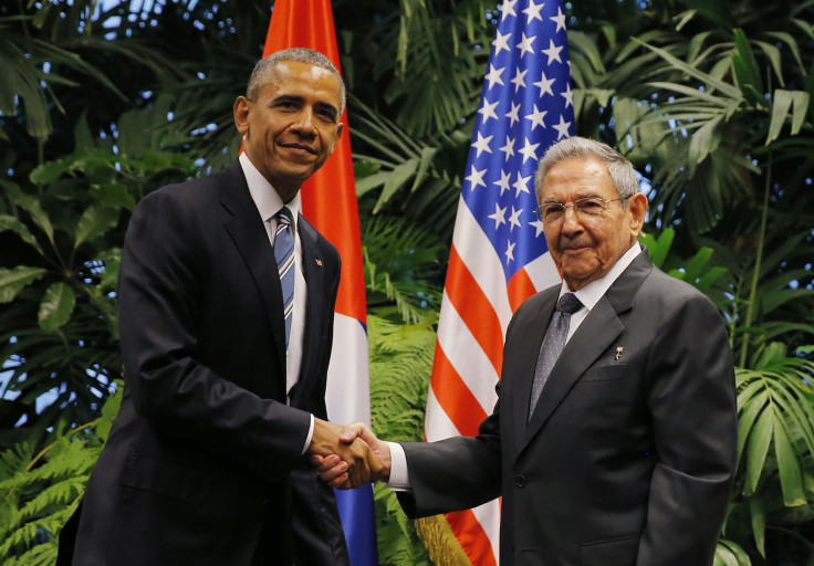 obama castro shake hands