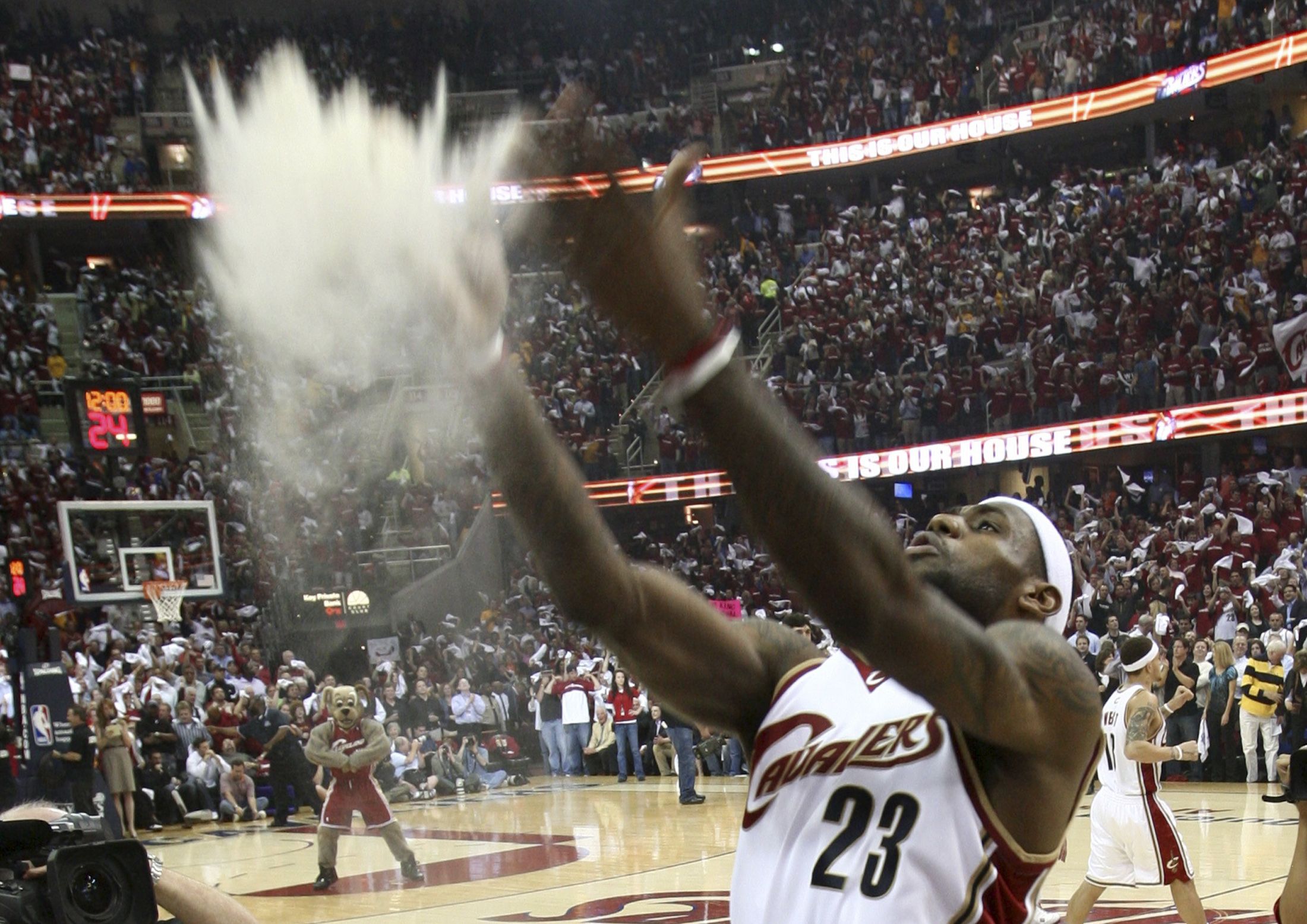 Фотографии 2009 года. Леброн 2009. LEBRON James тальк. Леброн Джеймс ритуал. LEBRON James Powder.