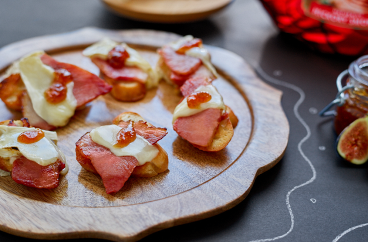 HAM & BRIE CROSTINI WITH FIG JAM