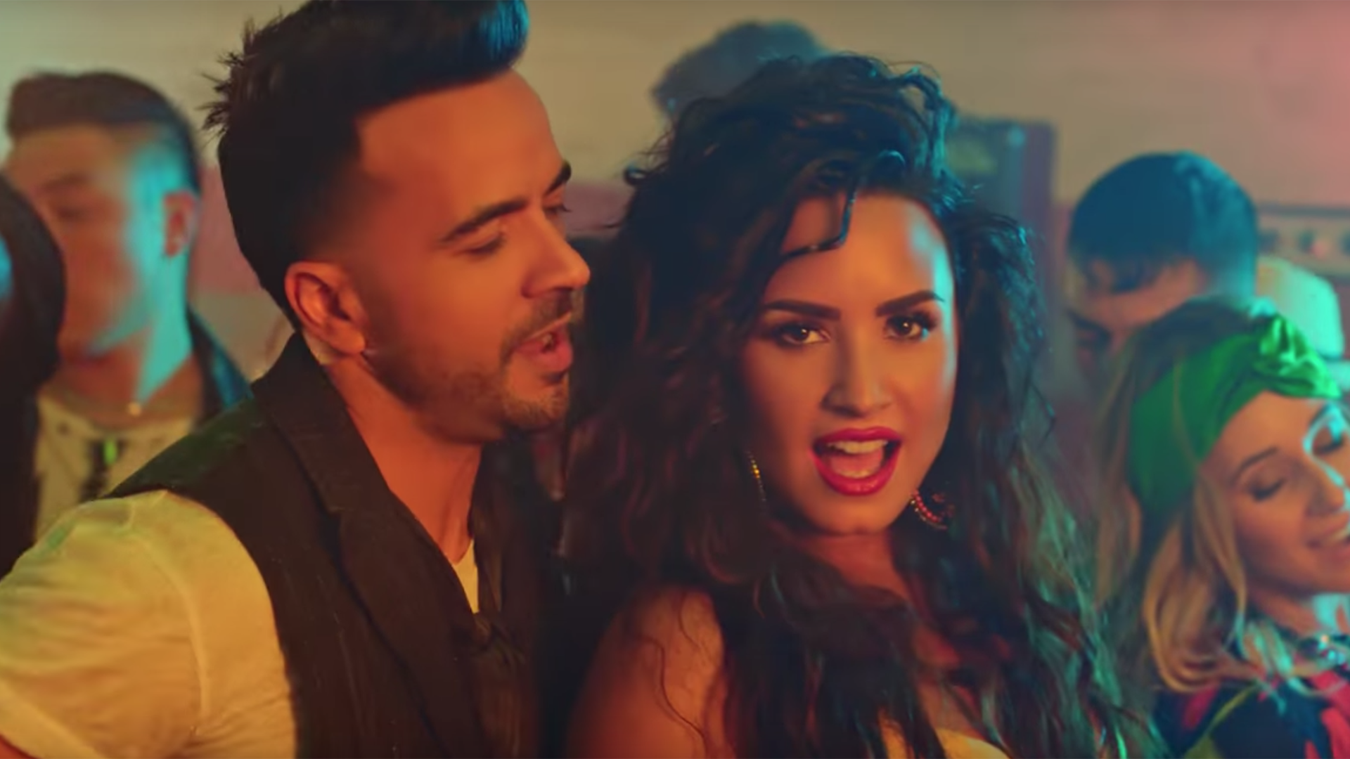 Demi Lovato Sings In Perfect Spanish With Luis Fonsi In Échame La Culpa Music Video