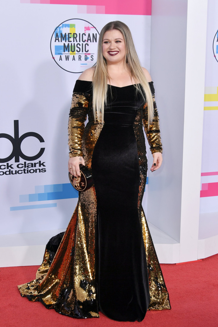 AMAs 2017 Red Carpet Photos: Kelly Clarkson