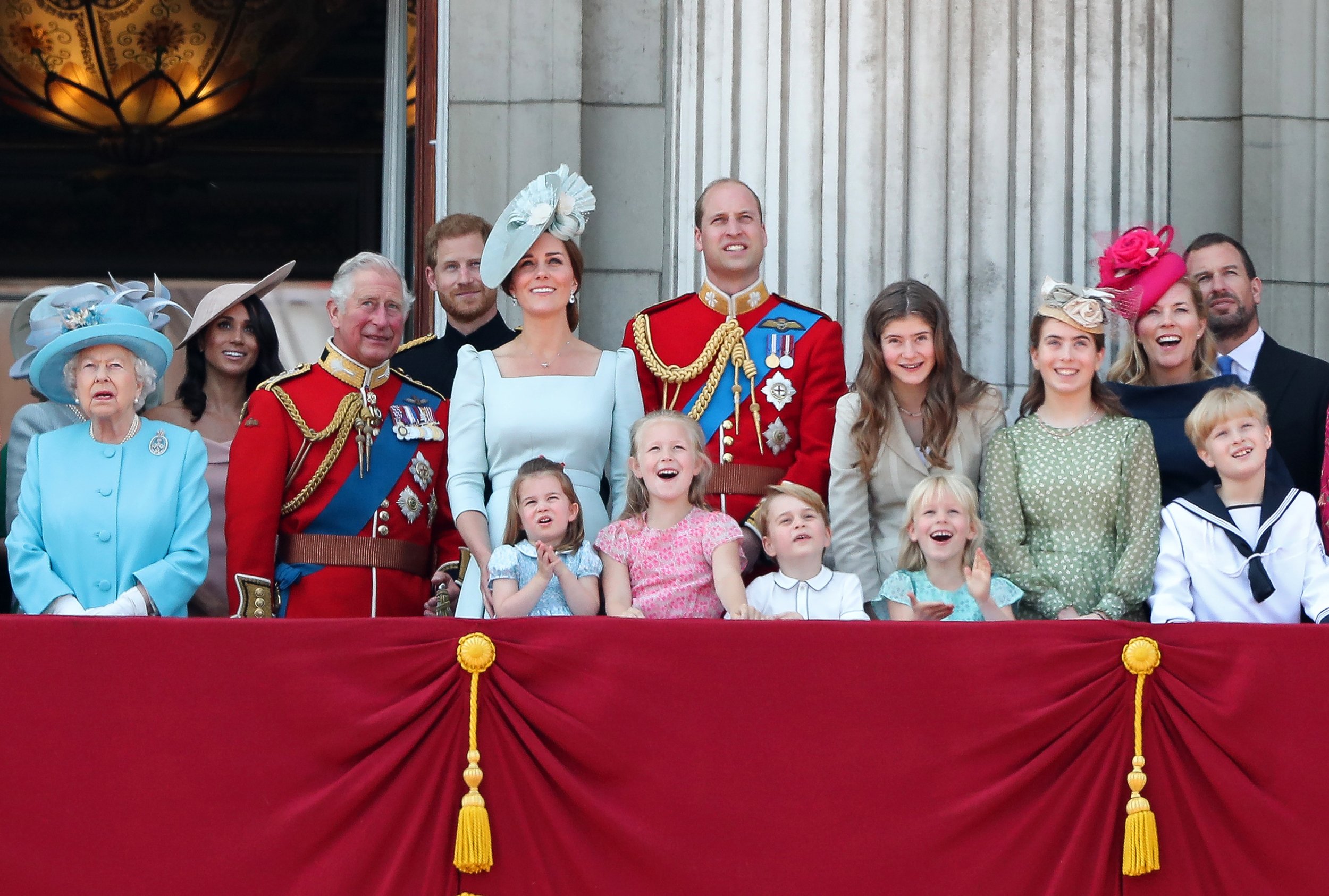 Английская семья видео. The Royal Family "Королевская семья".. Роял Фэмили в Британии. Семья королевы Великобритании. Королевская семья Великобритании 2023.