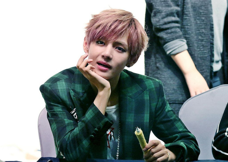 1024px-V_(Kim_Tae-hyung)_at_an_fansign_in_Cheongnyangni_on_November_6,_2014_03