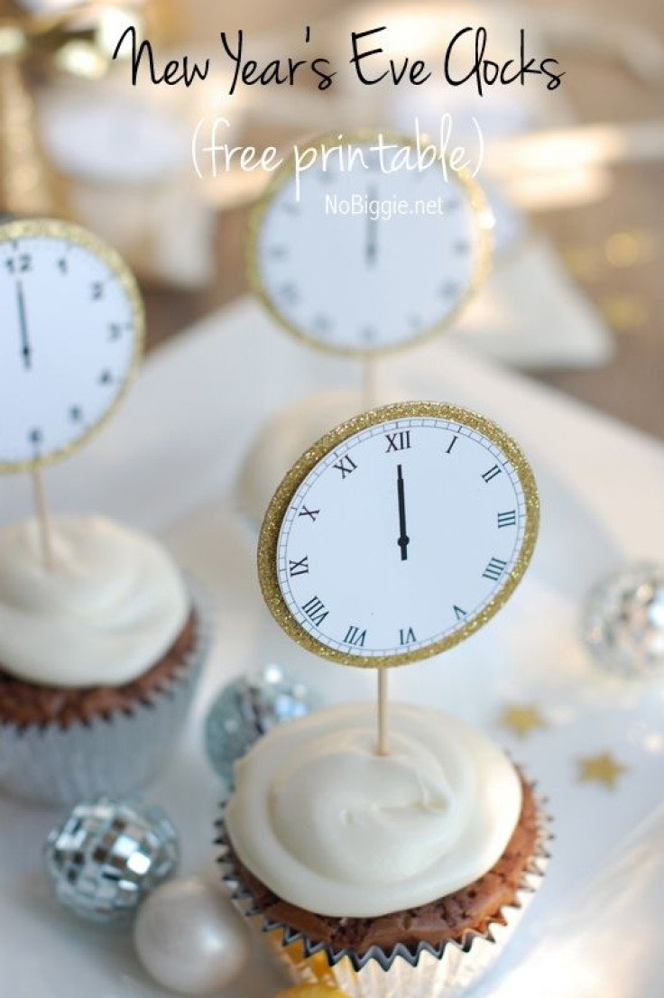 cupcake-toppers-to-Celebrate-New-Years-Eve-with-this-free-printable-midnight-clocks-via-NoBiggie