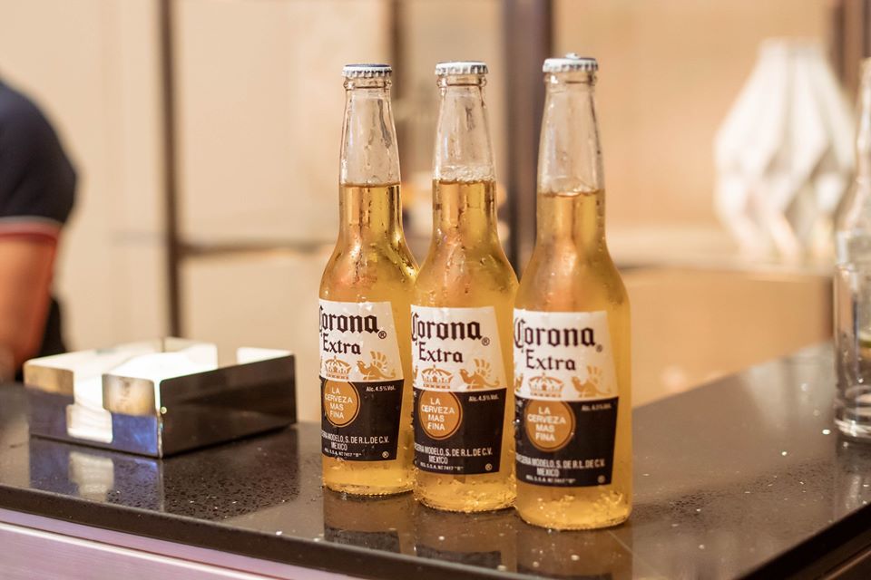 Пиво вакцина. Corona Extra пиво. Пиво корона и коронавирус. Пиво Corona Extra коронавирус. Корона Экстра темное.