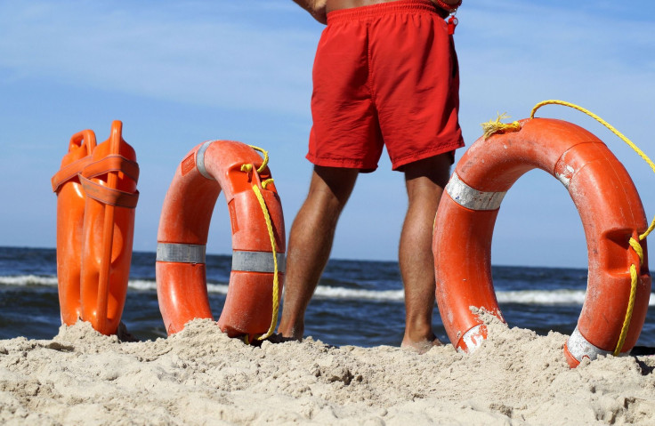 lifeguard-on-duty-3590445_1920