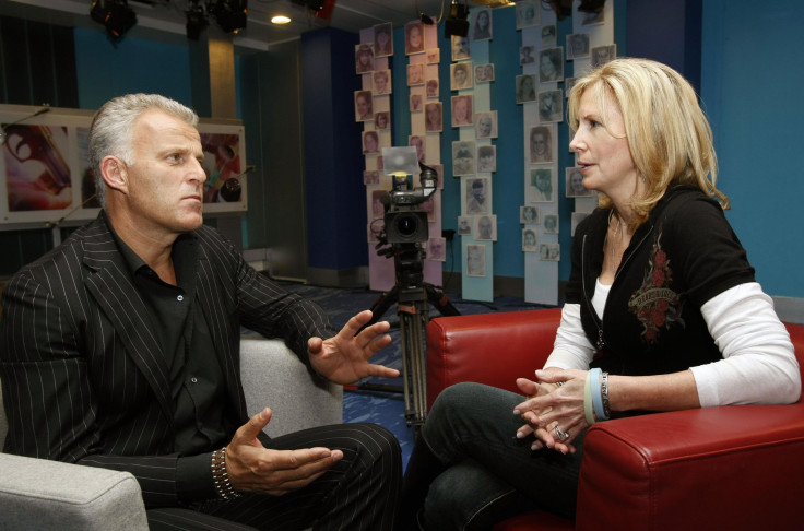 Dutch crime reporter Peter R de Vries talks 31 January 2008 in Hilversum to Beth Twitty, the mother of Natalee Holloway, who disappeared during a holiday on Aruba in May 2005. 