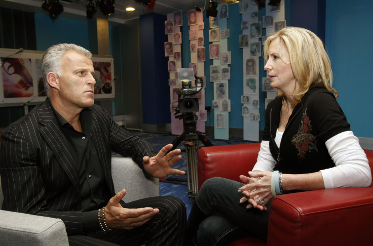 Dutch crime reporter Peter R de Vries talks 31 January 2008 in Hilversum to Beth Twitty, the mother of Natalee Holloway, who disappeared during a holiday on Aruba in May 2005.