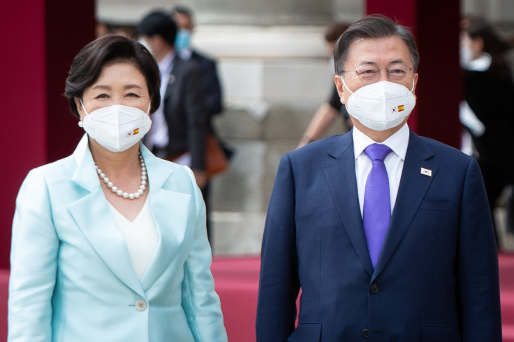 South Korean President Moon Jae-in (R) and Korean first lady Kim Jung-sook (L) 
