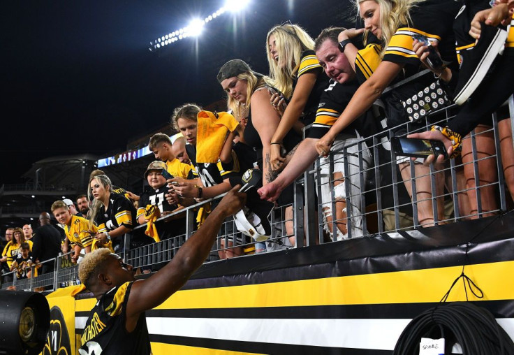 Pittsburgh Steelers' JuJu Smith-Schuster signs autographs