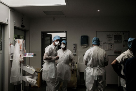 Nurses and doctors work in the Covid-19 ICU in France