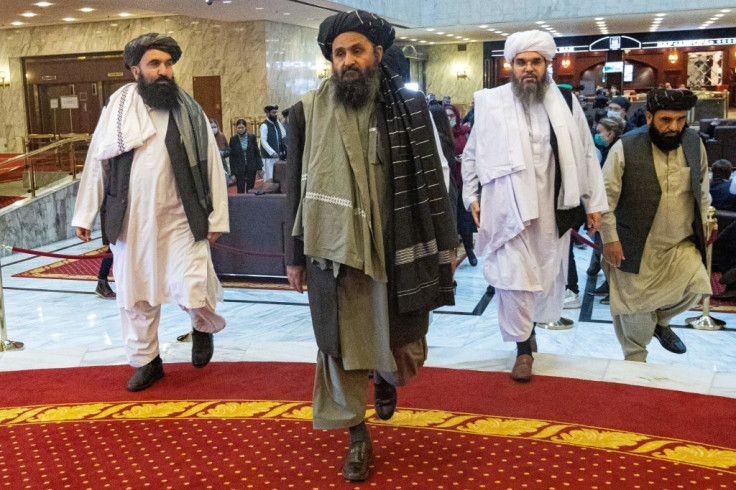 Taliban co-founder Mullah Abdul Ghani Baradar (C)
