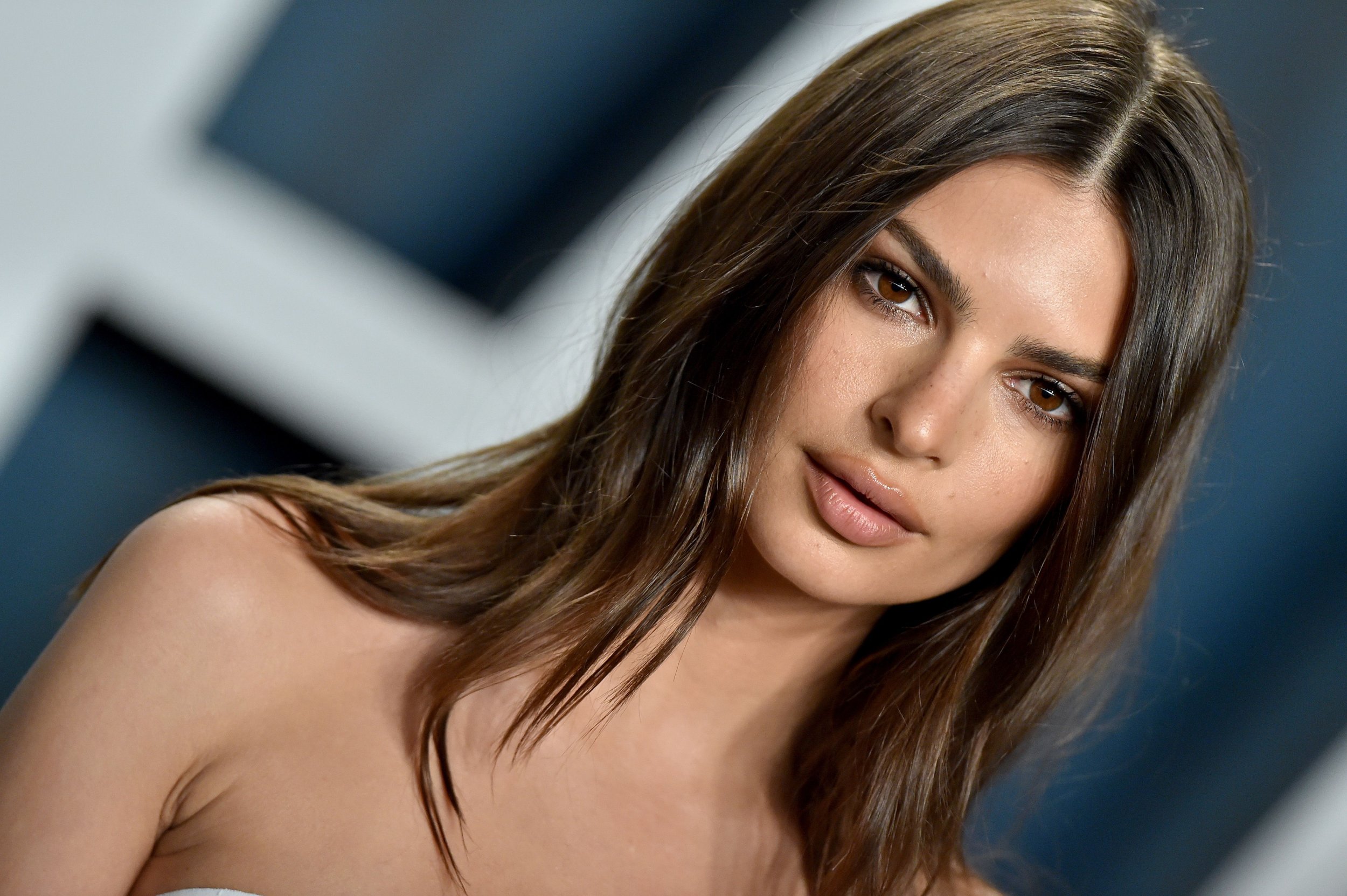 Model Emily Ratajkowski Accuses Robin Thicke Of Fondling Her Bare Breasts On Blurred Lines Set