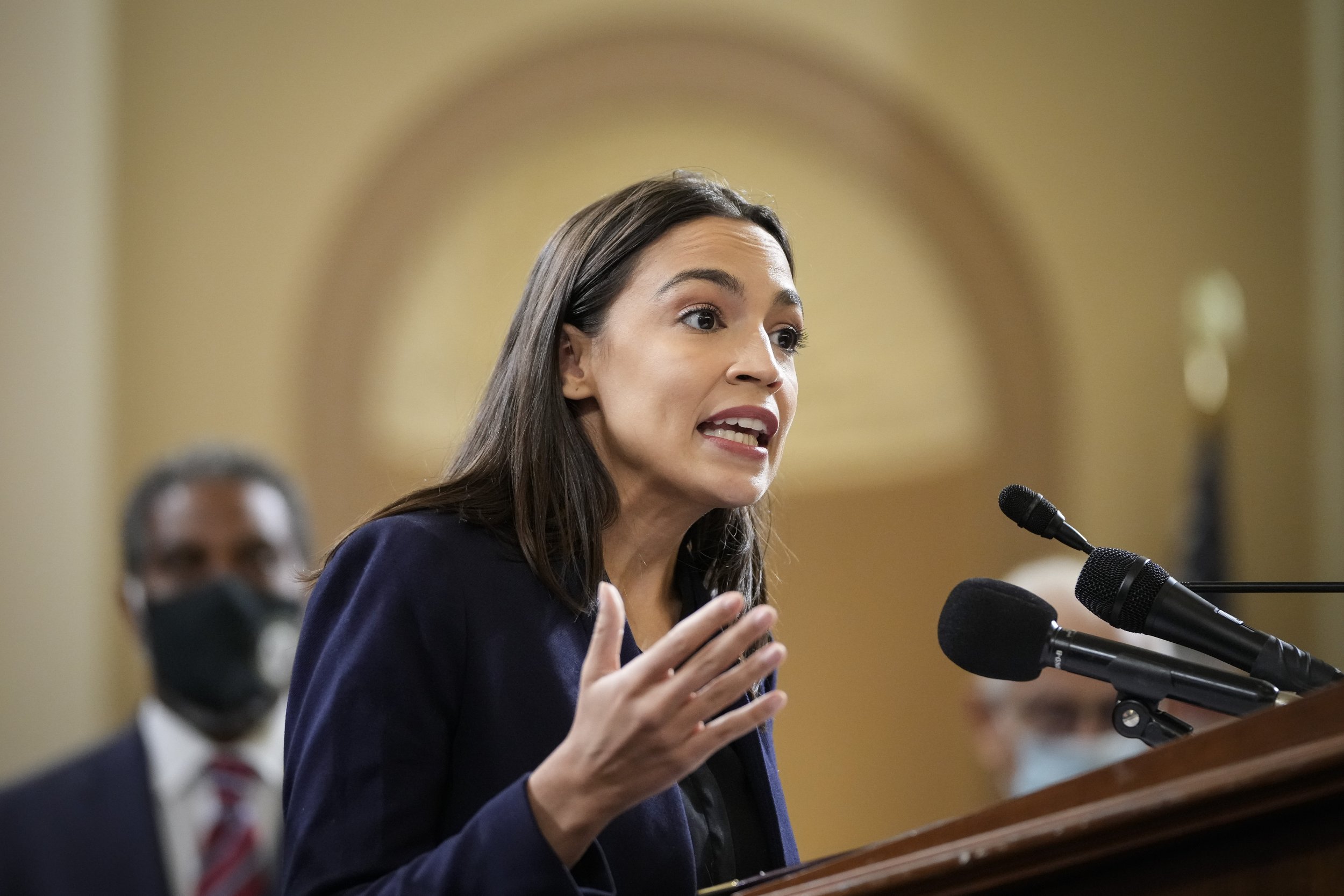 AOC delivers rousing speech at DNC ​​and makes it clear to immigrant families that “Kamala is there for you”