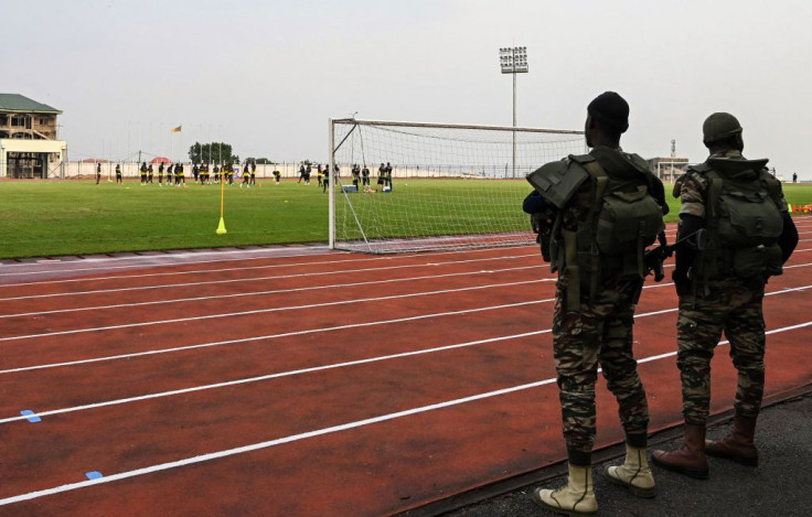 Cameroonian soldiers watch Mali's players