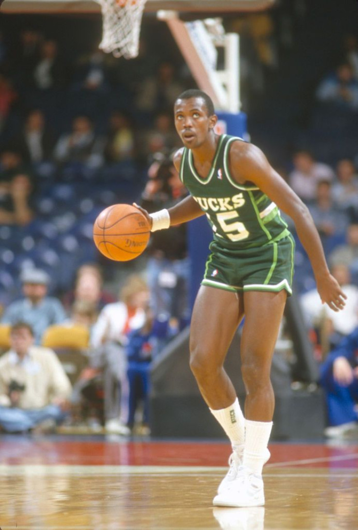  Craig Hodges #15 of the Milwaukee Bucks