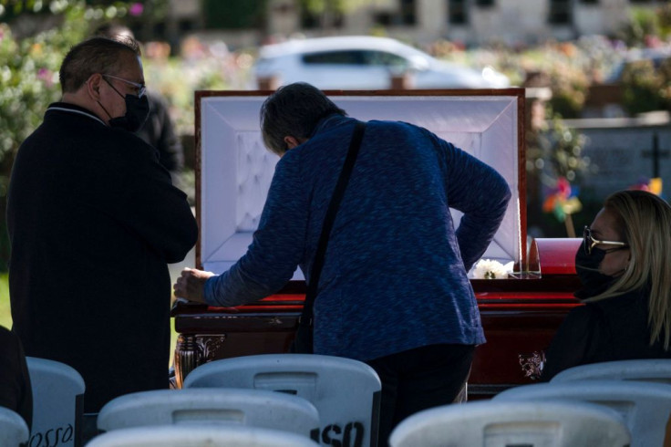 Relatives and friends of murdered journalist Lourdes Maldonado, mourn during his burial