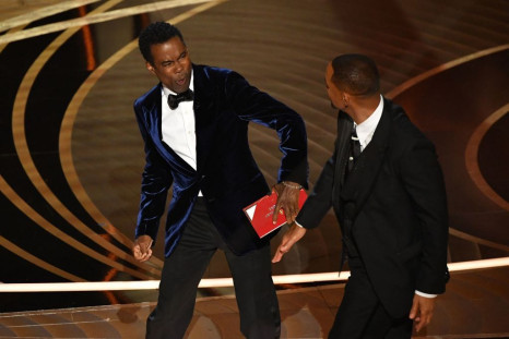  Will Smith (R) slaps US actor Chris Rock onstage