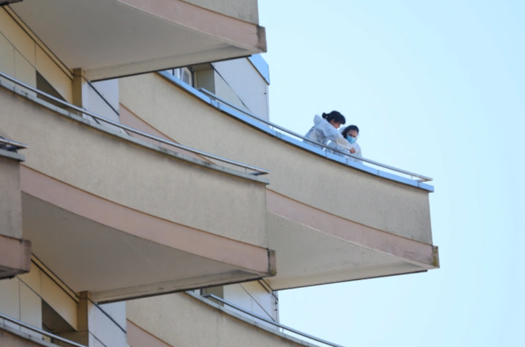 Family of five jumps off 7th floor balcony