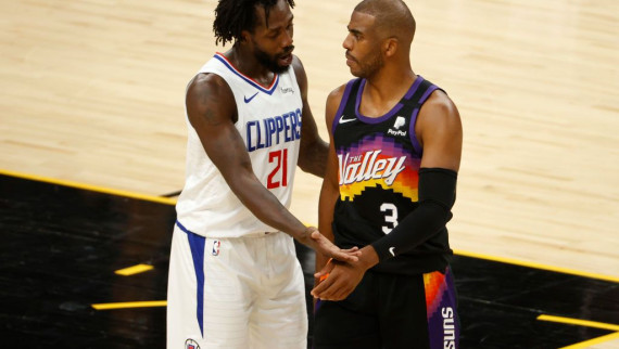 Patrick Beverley #21 of the LA Clippers talks with Chris Paul #3 of the Phoenix Suns