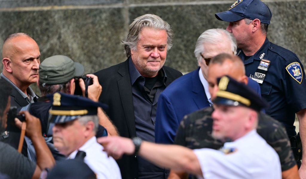 Trumps Former Advisor Steve Bannon Surrenders To New York Authorities In Us Mexico Border Wall