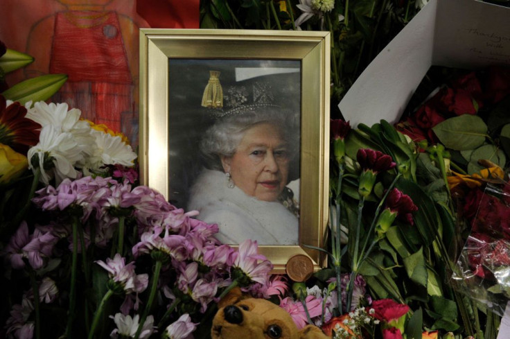 Tributes for Queen Elizabeth II are left in Green Park