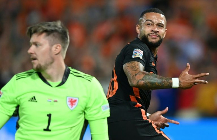 memphis-depay-turns-away-after-beating-goalkeeper-wayne