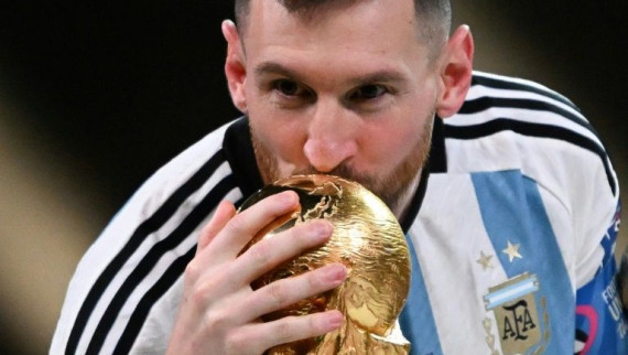 lionel-messi-kisses-the-world-cup-trophy-after
