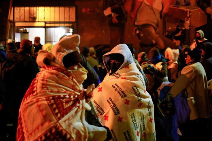 Migrants, mostly from Venezuela, during a night of low temperatures in El Paso