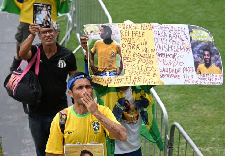 Thousands of fans line up to pay tribute to late Brazilian football legend Pele at his wake
